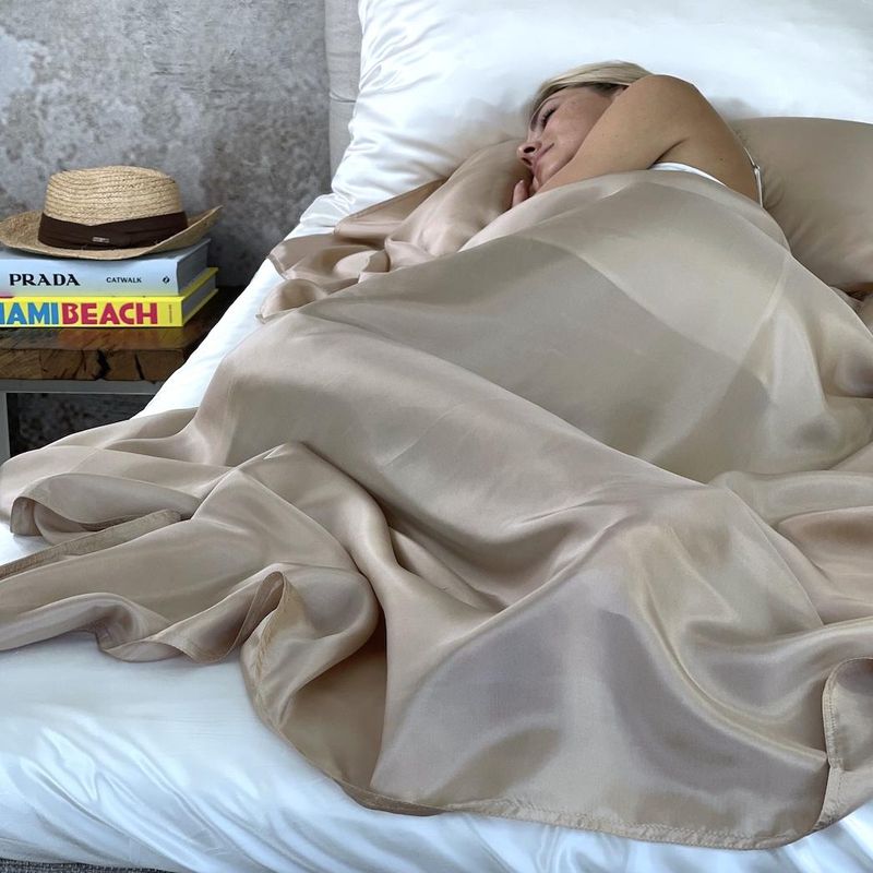 Silkelakenpose - champagne