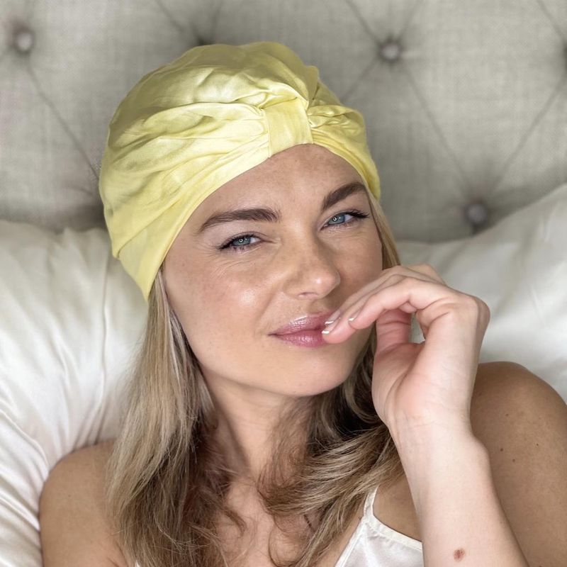 Sove turban i silke-gul