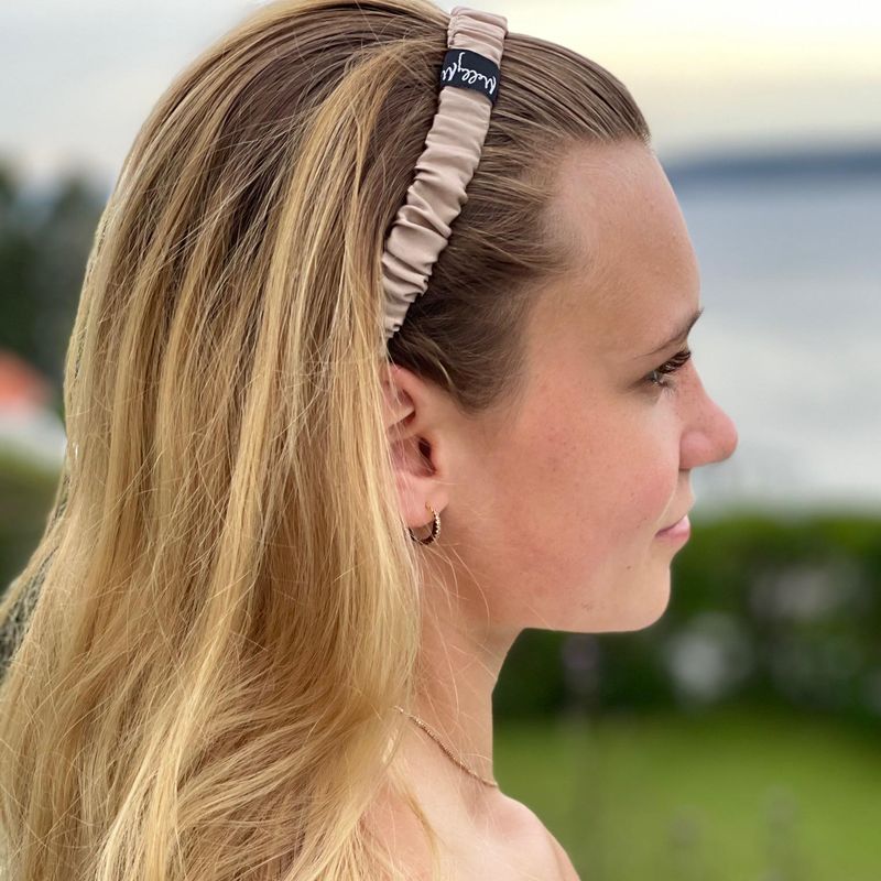 Hårbånd og scrunchie i silke-champagne-sett